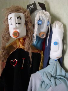 Fabrication marionnettes avec les matériaux de récupération amenés par les enfants