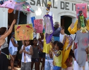 Manifestation de marionnettes gantes pour protester contre la pollution, Brsil 2012