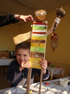 Ateliers de fabrication de personnages avec des chutes de bois