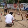 Transformation d'un terrain vague en jardin d'enfants dans un quartier défavorisé près de Paraty au Brésil.