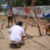 Transformation d'un terrain vague en jardin d'enfants dans un quartier dfavoris prs de Paraty au Brsil.