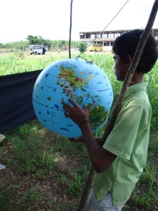 Petit moment de mditation aprs la rptition du spectacle..., Ecole pour des enfants dshrits dans le sud est de Inde 2010