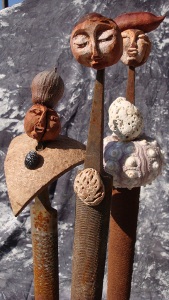 Sculptures réalisées avec des vieux outils et des graines