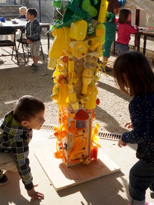 Les œuvres de chaque participant sont rassembles sur la sculpture monumentale