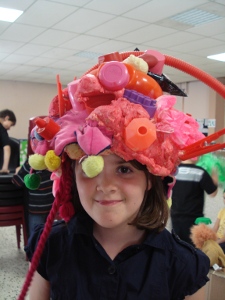 Crations de chapeaux pour le spectacle avec des matriaux de rcupration