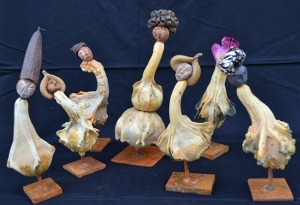 Ballet de petites scuptures ralises  partir de coloquintes