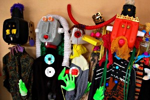 Atelier de construction de marionnettes en matériaux de récupération à l'occasion du Carnaval de Rousset