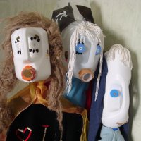 Fabrication marionnettes avec les matériaux de récupération amenés par les enfants