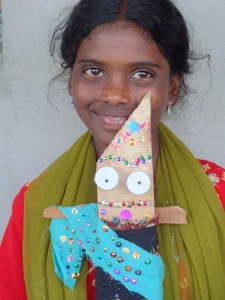 une cinquantaine d'enfants ont ralis chacun une petite marionnette, Inde 2010