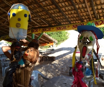 Les marionnettes arrivent sur les dunes qui ont enseveli le village, video Brsil