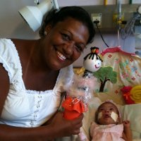 Ateliers dans les services pdiatriques: une maman et son Bb